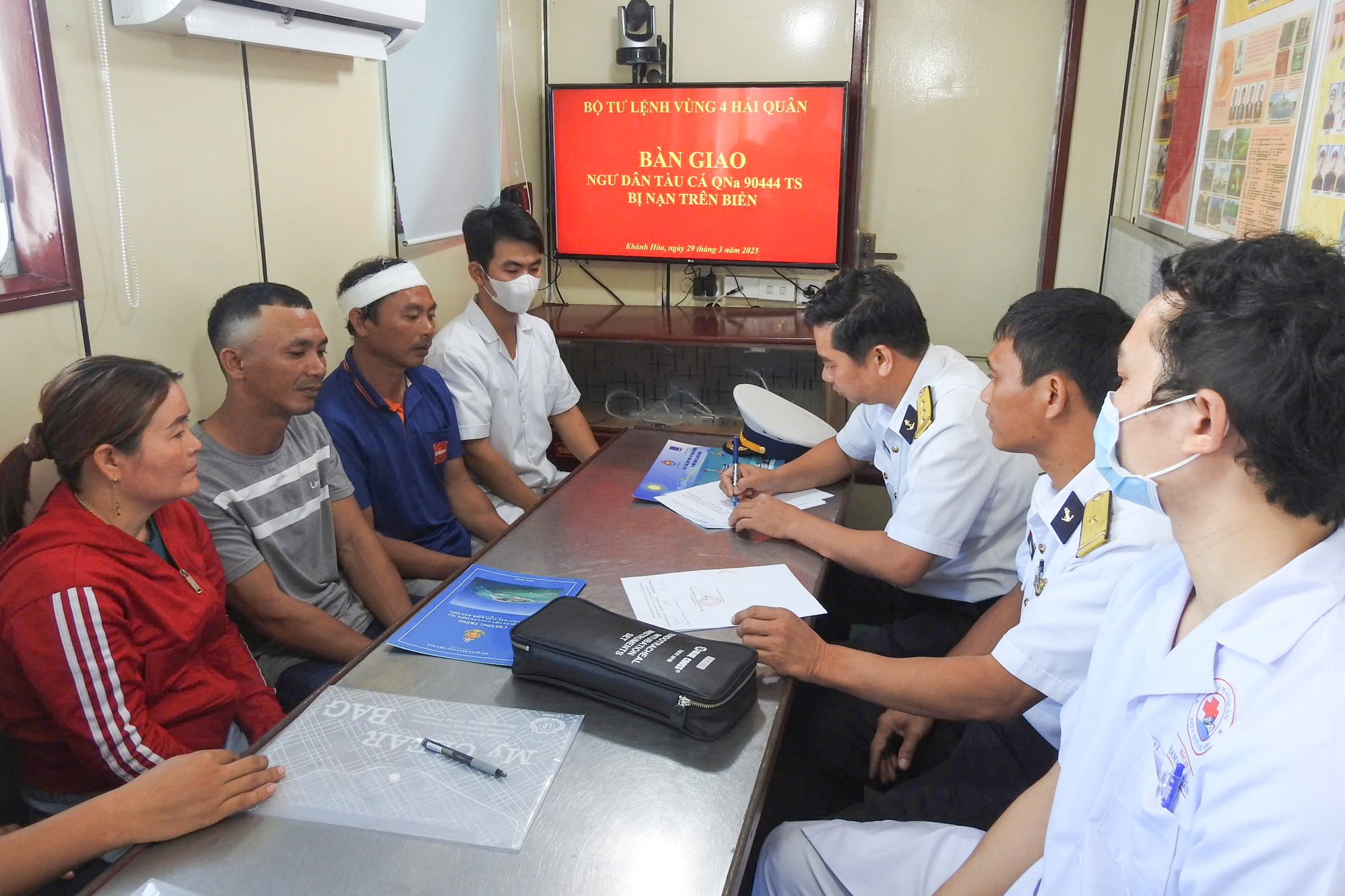 Đưa ngư dân tỉnh Quảng Nam gặp nạn trên biển Trường Sa về đất liền an toàn