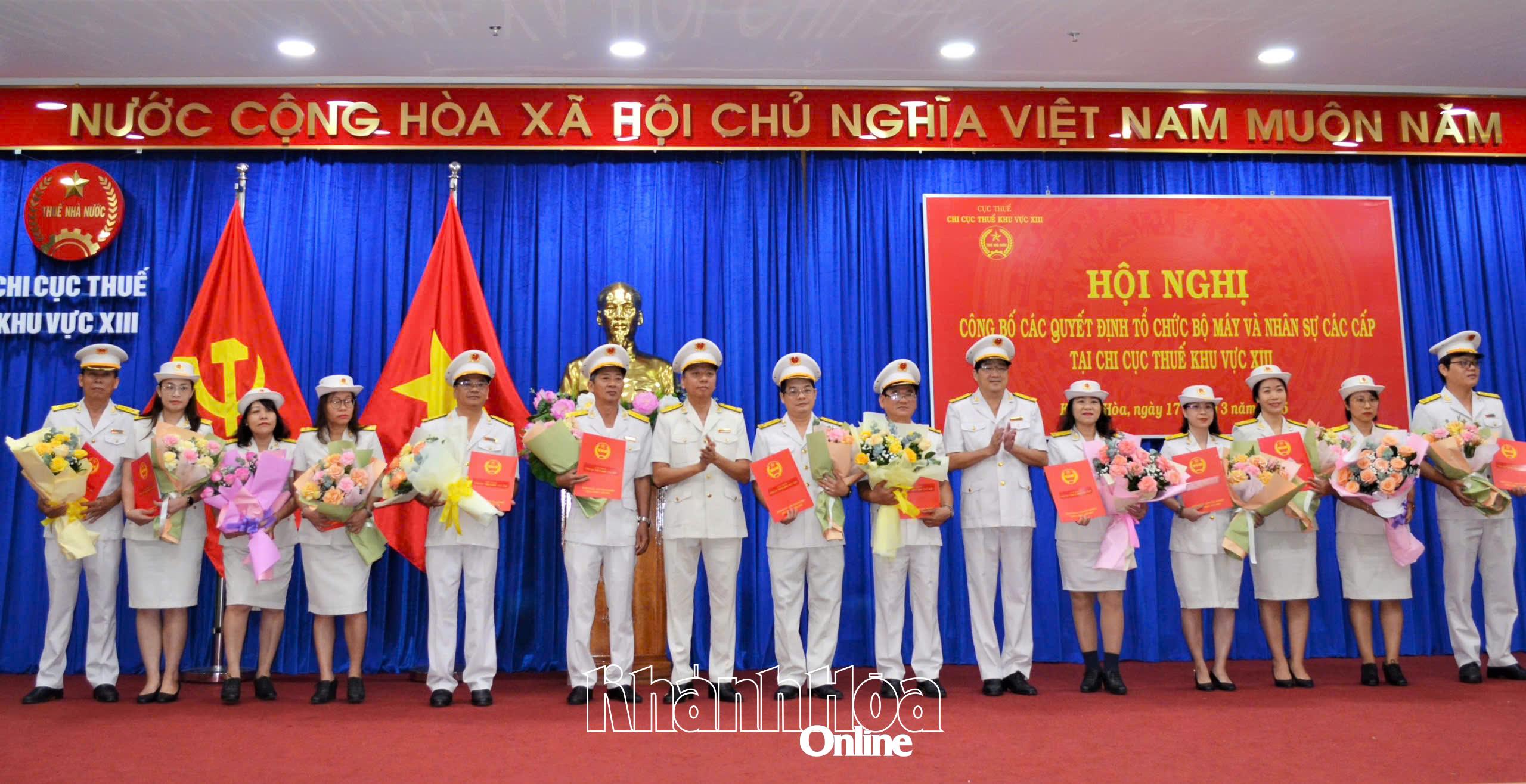 Lãnh đạo Chi cục Thuế khu vực XIII trao quyết định bổ nhiệm cho các phó trưởng phòng.