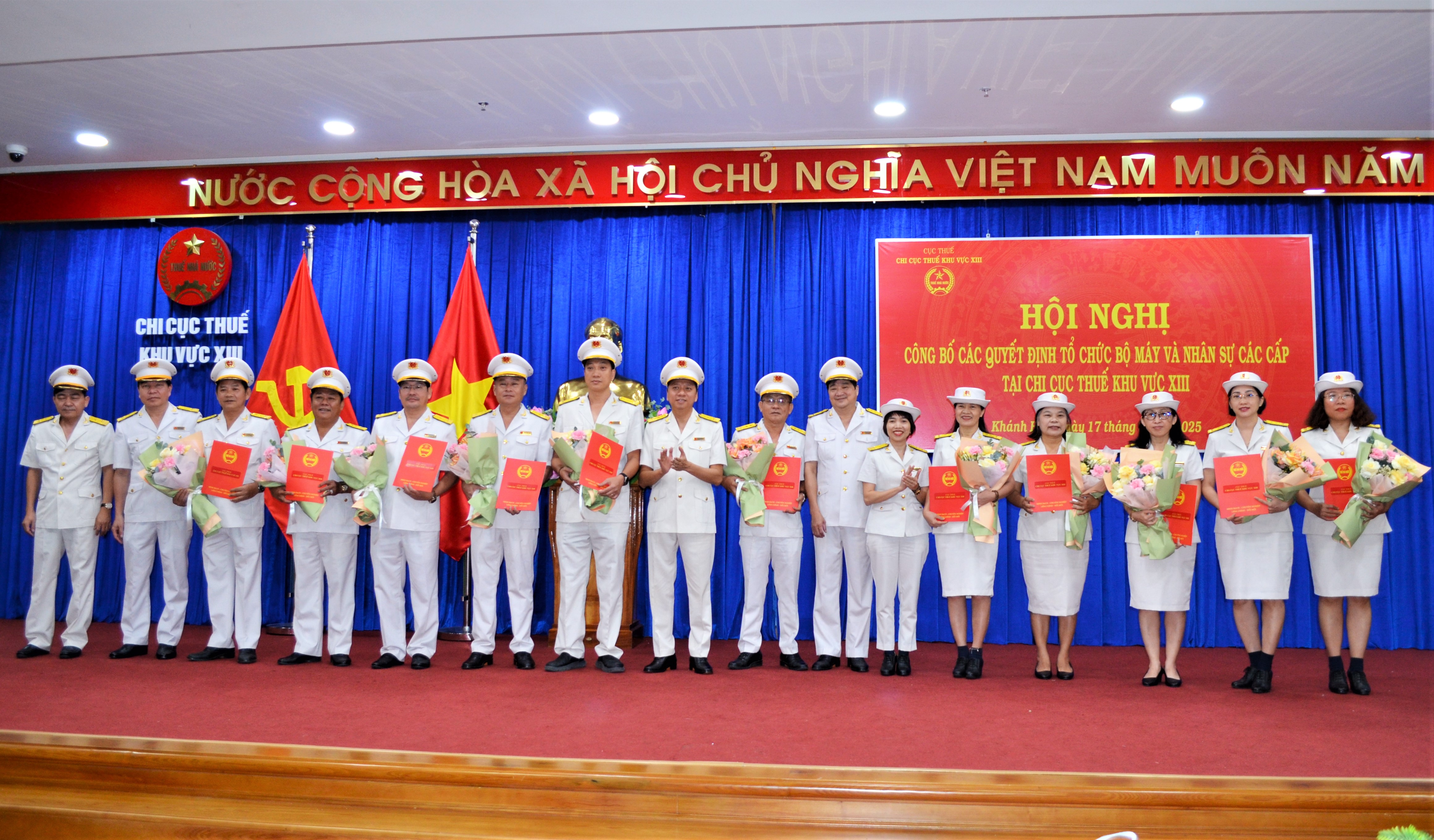 Chi cục Thuế khu vực XIII: Công bố quyết định tổ chức bộ máy và nhân sự lãnh đạo cấp phòng, đội