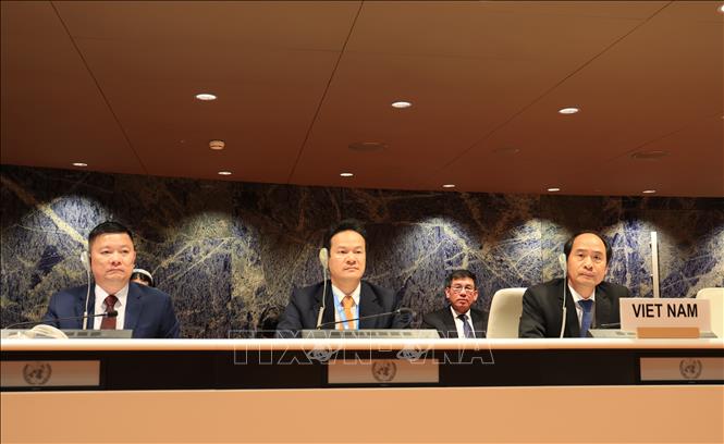 Đại sứ Mai Phan Dũng - Trưởng phái đoàn Việt Nam tại Geneva (ngồi giữa), cùng với Thứ trưởng Bộ Nội vụ Nguyễn Văn Hồi (ngồi bên phải) và thành viên trong đoàn.