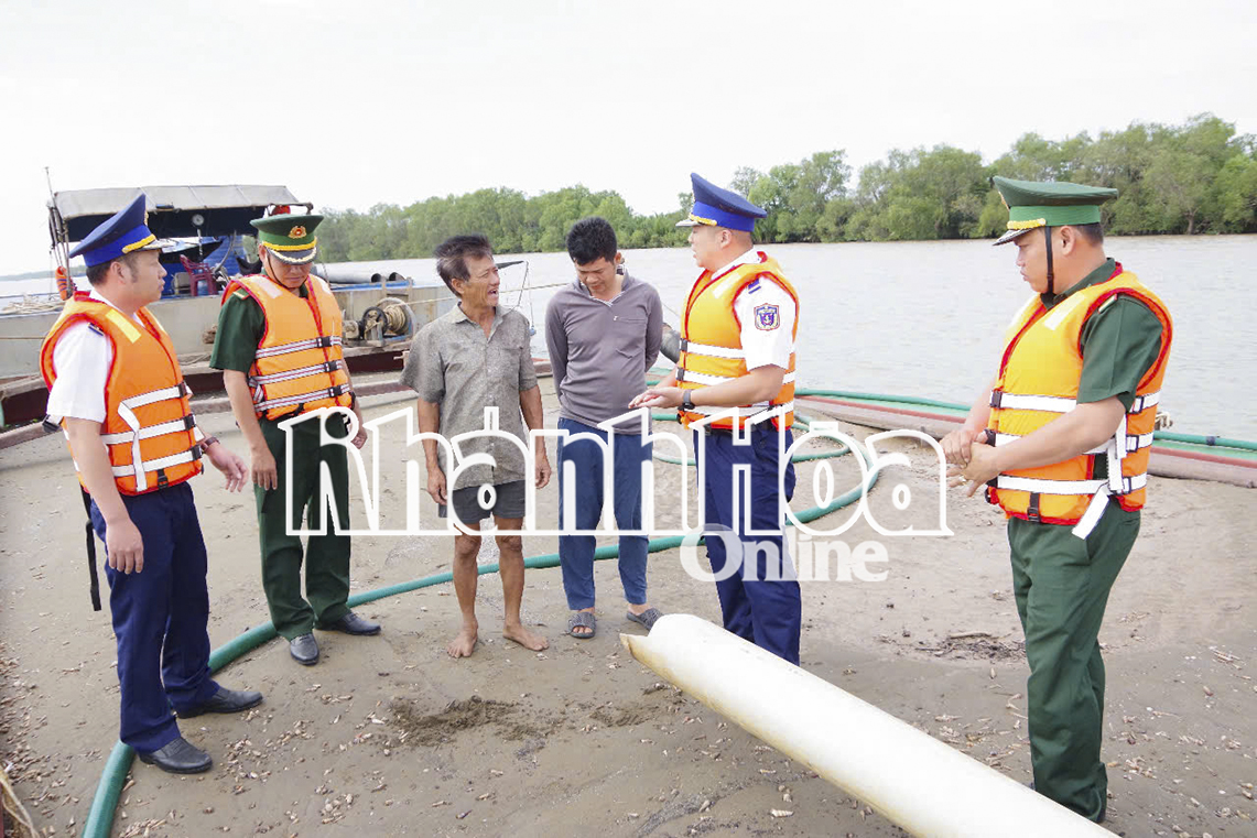 Lục lượng chức năng kiểm tra hàng hóa trên tàu BTr -7570.