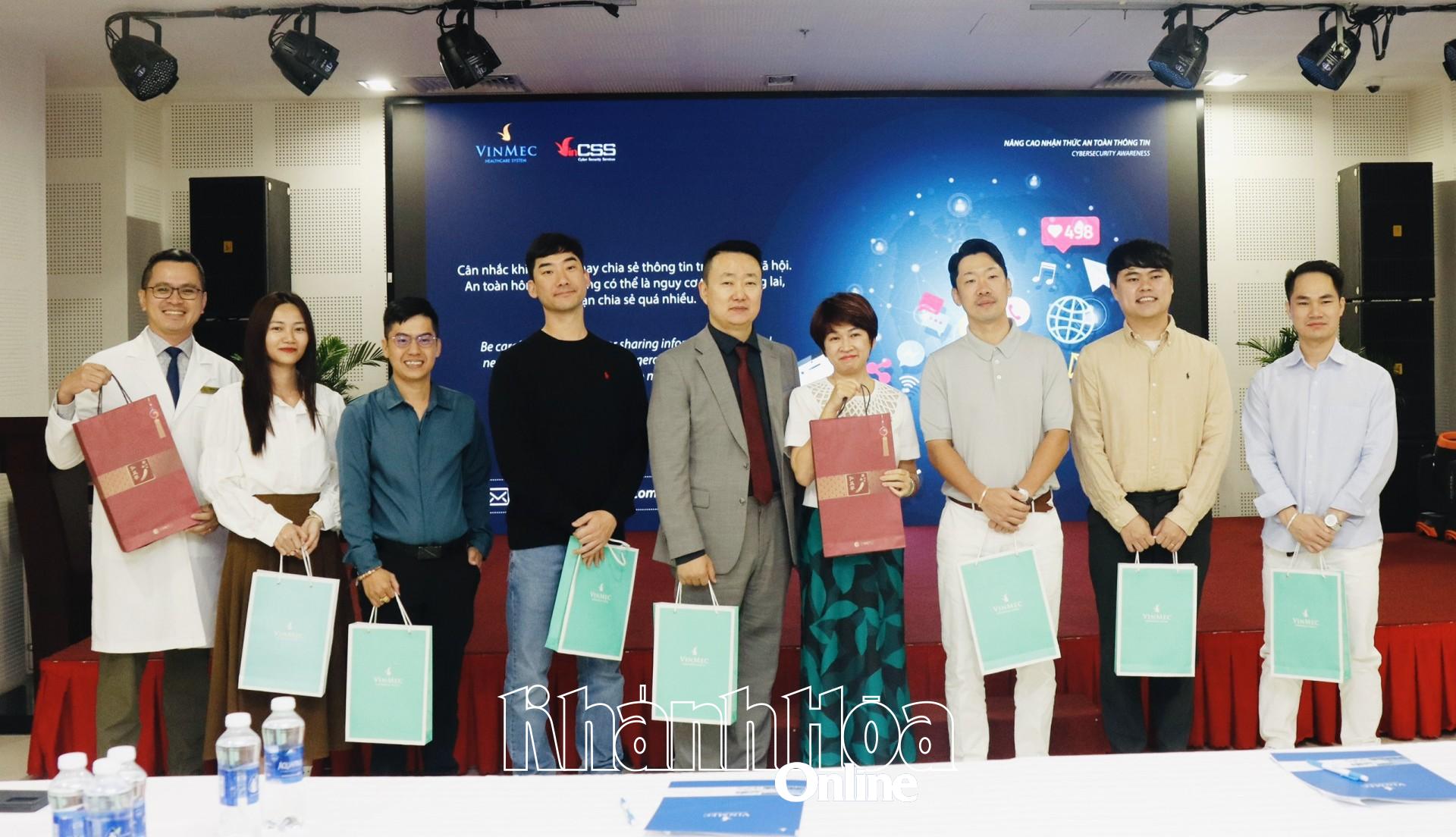 Hai đơn vị tăng quà lưu niệm đánh dấu sự hợp tác.