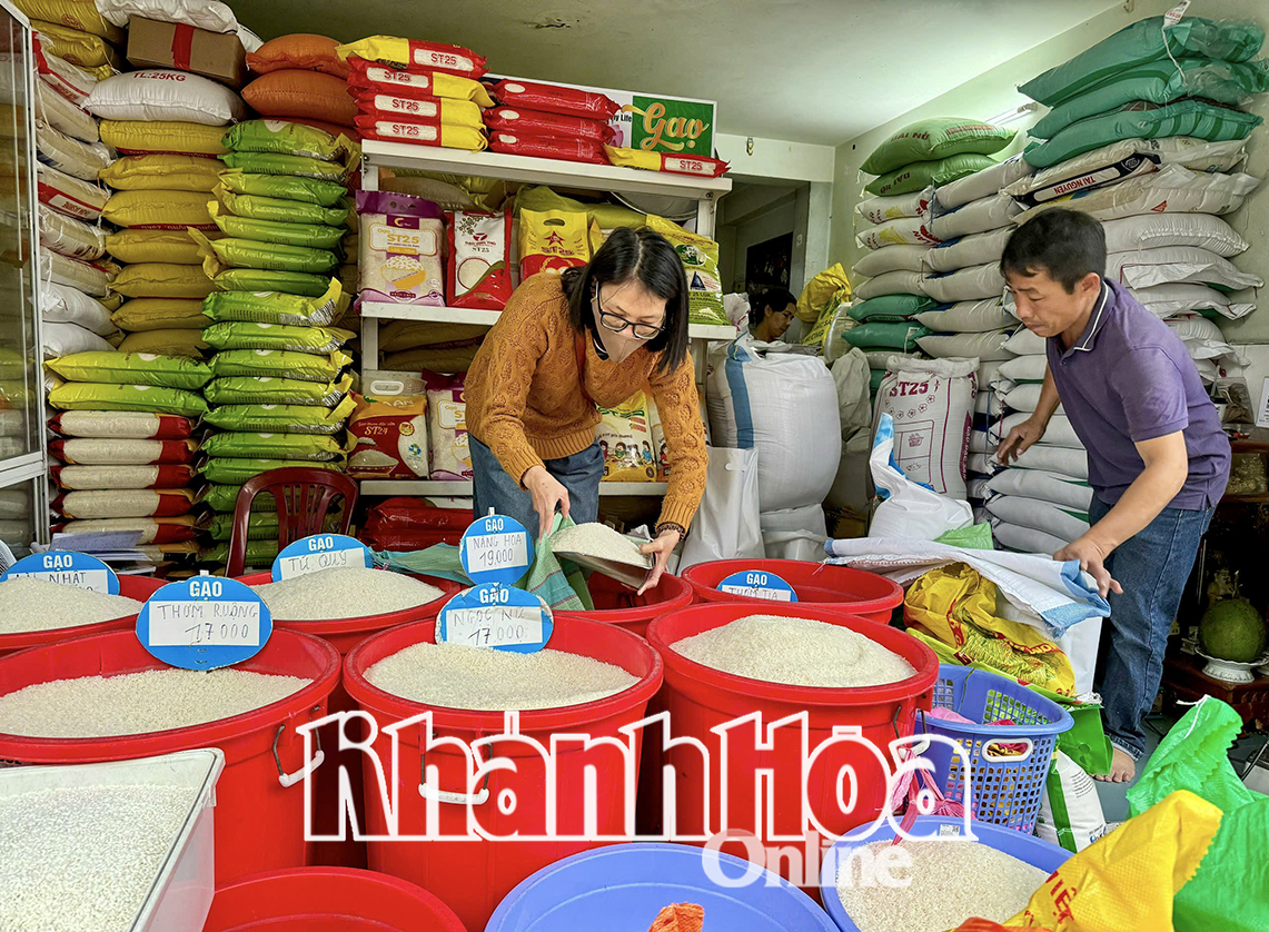 Một cơ sở kinh doanh gạo trên đường Trần Nguyên Hãn, TP. Nha Trang. (Ảnh chụp sáng 19-3)