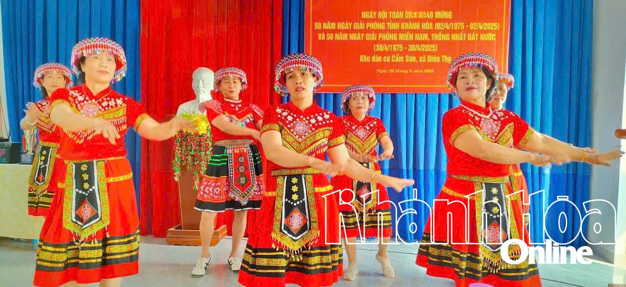 Một tiết mục văn nghệ của Khu dân cư thôn Cẩm Sơn tại ngày hội