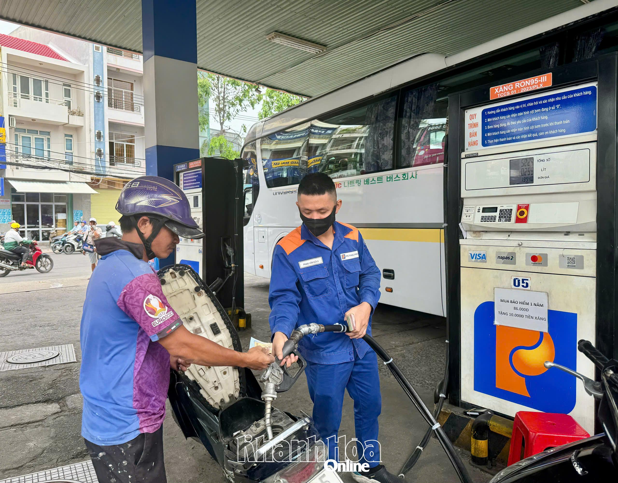 Giá xăng tăng 340 đồng/lít