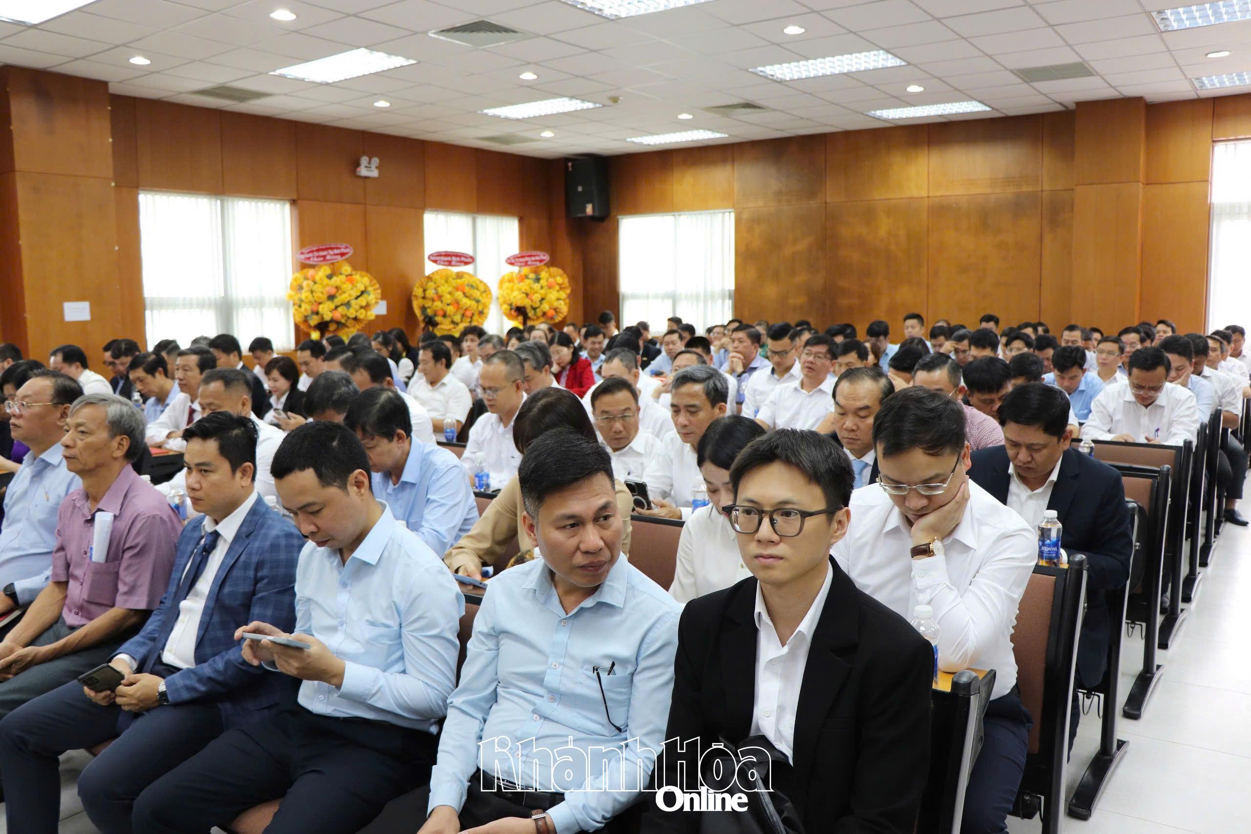 Các đại biểu tham dự hội nghị.