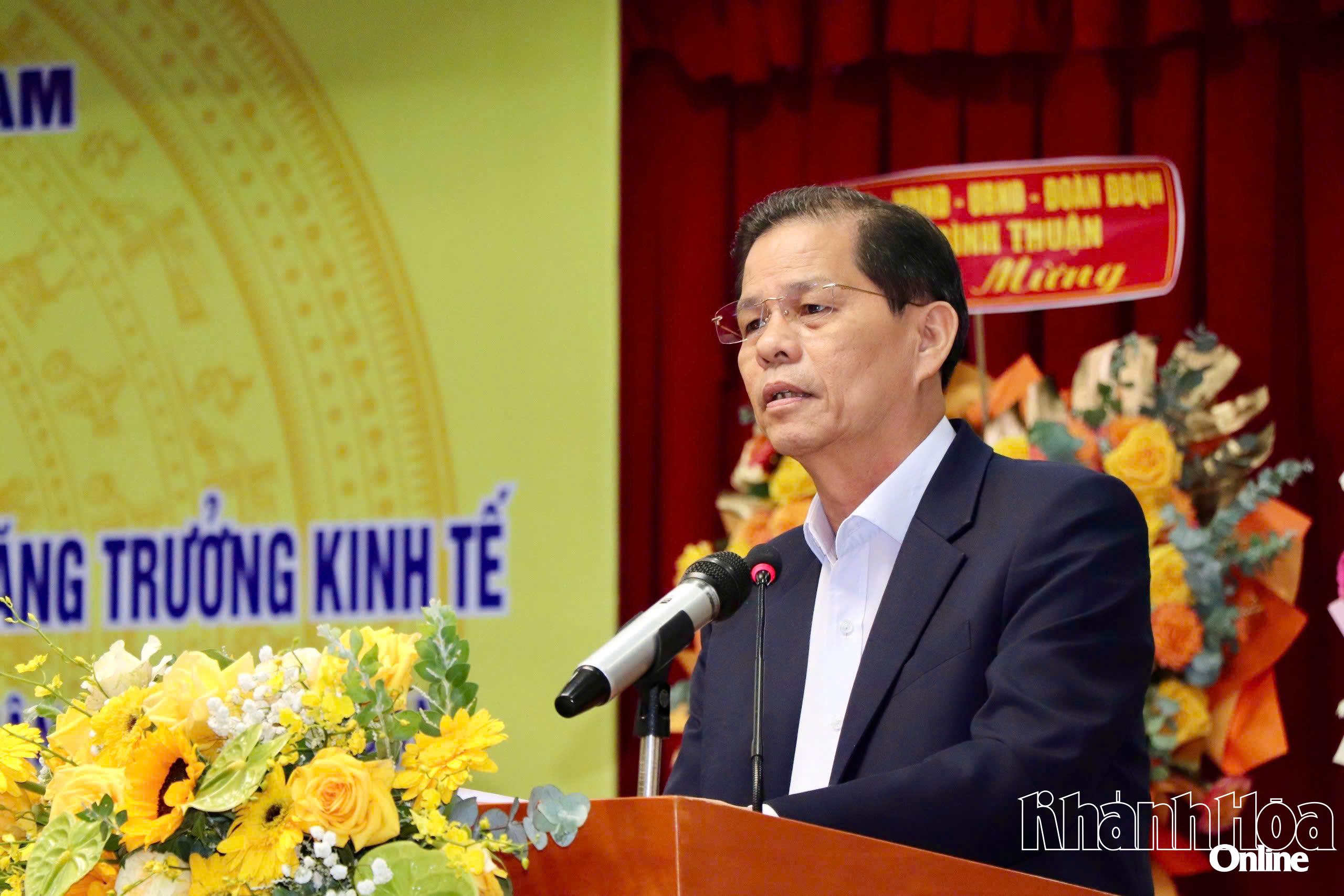 Ông Nguyễn Tấn Tuân - Phó Bí thư Tỉnh ủy, Chủ tịch UBND tỉnh, Bí thư Ðảng ủy UBND tỉnh Khánh Hòa phát biểu tại hội nghị.