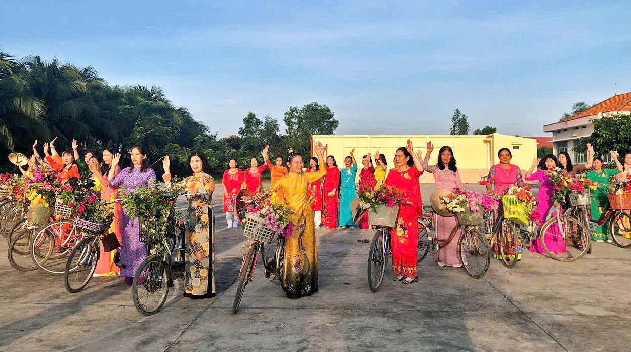 Hội viên phụ nữ xã Ninh Trung diễu hành áo dài bằng xe đạp hưởng ứng Tuần lễ áo dài.
