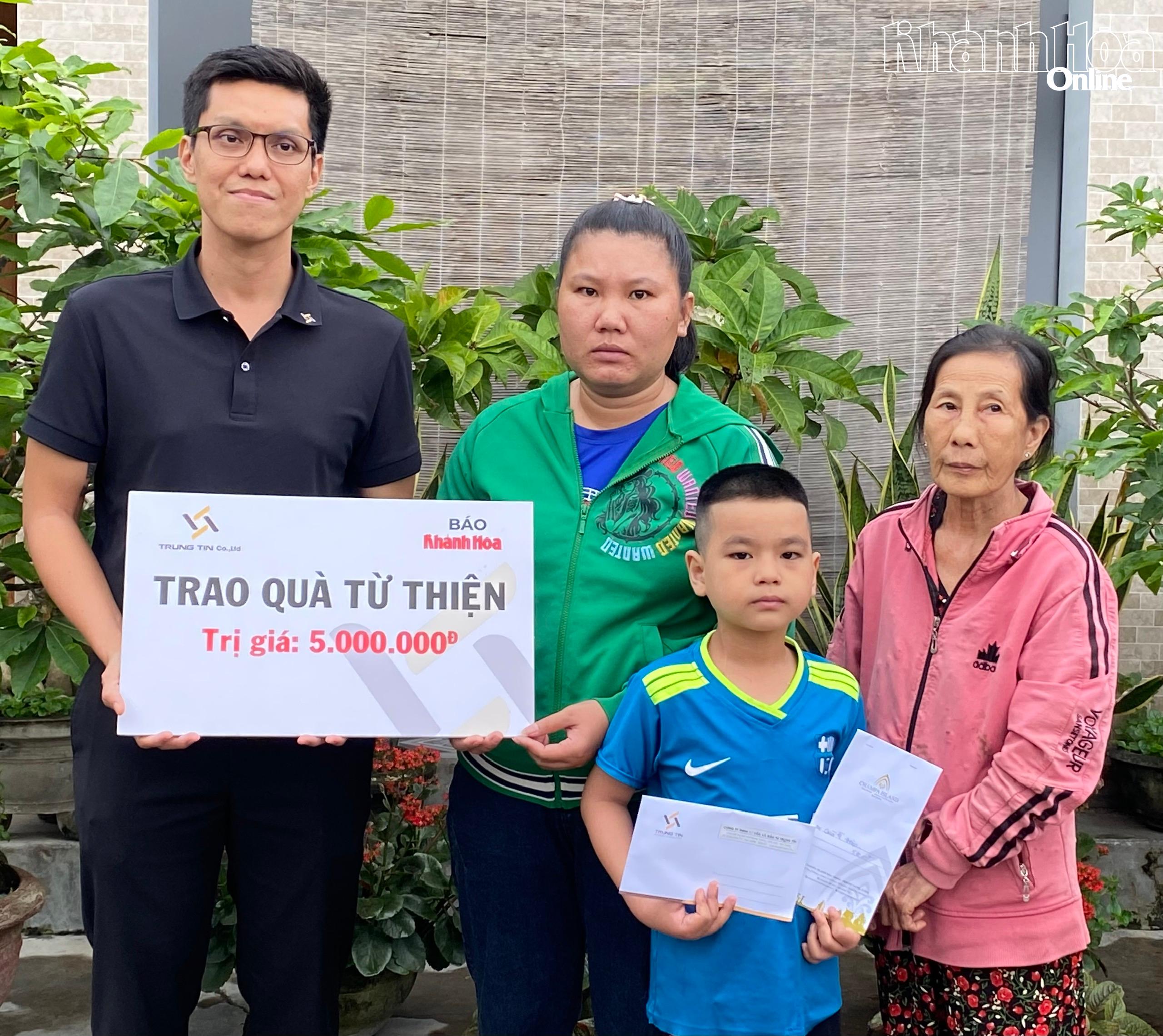 Ông Đỗ Nguyễn - Phó Giám đốc Công ty TNHH Tư vấn và Đầu tư Trung Tín trao tiền ủng hộ cho gia đình cháu Nguyễn Hoàng Bách