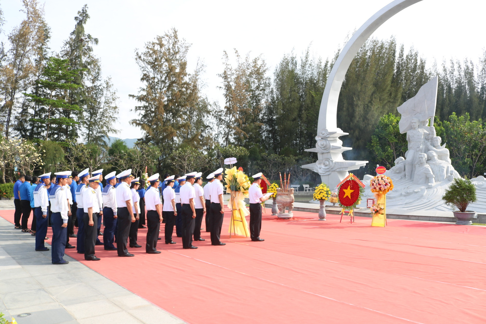 Các cơ sở đoàn dâng hương, dâng hoa tại Khu tưởng niệm chiến sĩ Gạc Ma