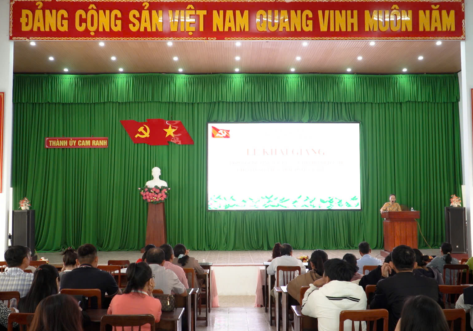 Cam Ranh: Hơn 100 đảng viên mới được bồi dưỡng lý luận chính trị
