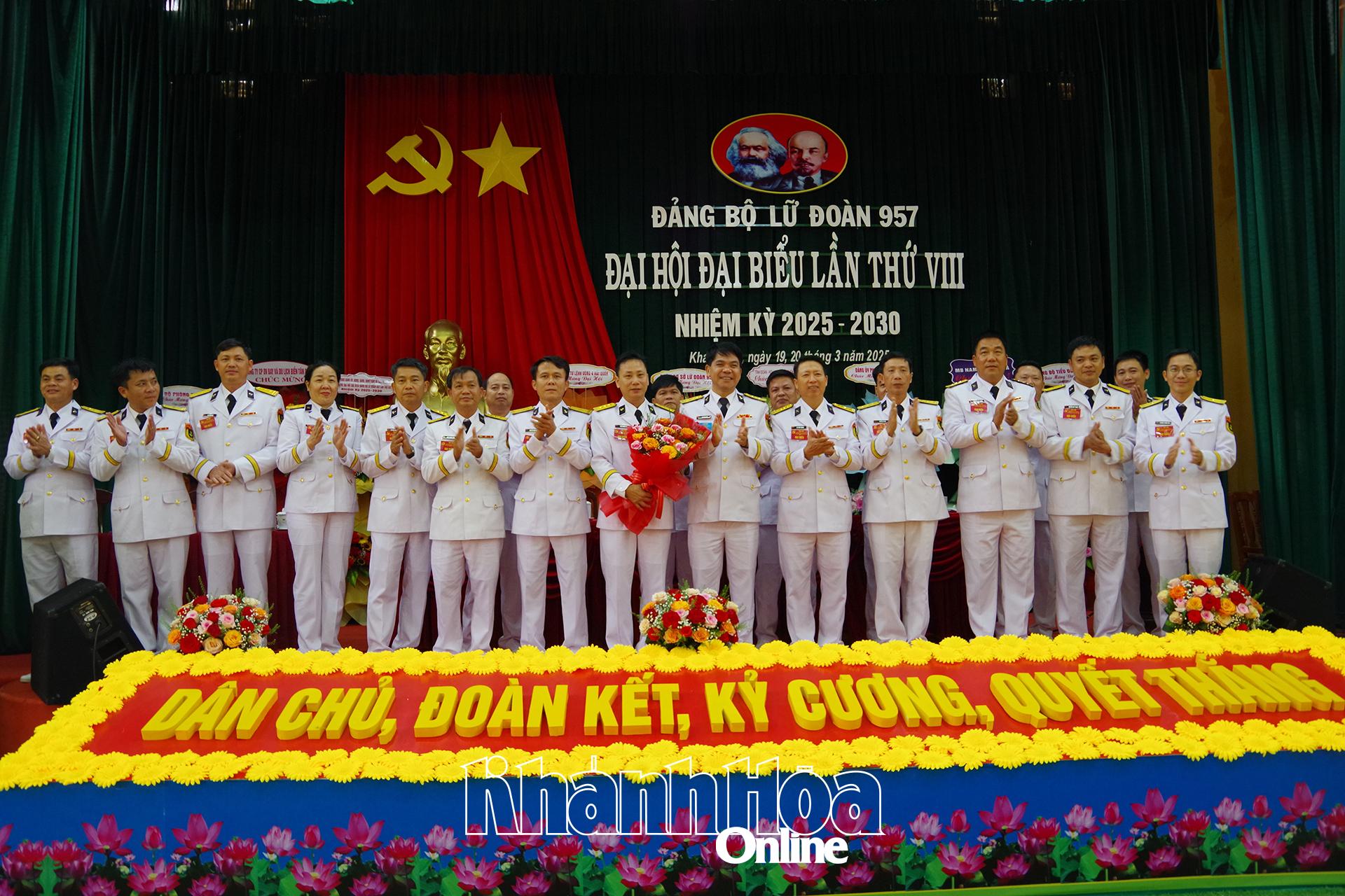 Ra mắt Ban Chấp hành Đảng bộ Lữ đoàn 957 nhiệm kỳ 2025 - 2030 và đoàn đại biểu đi dự đại hội cấp trên.
