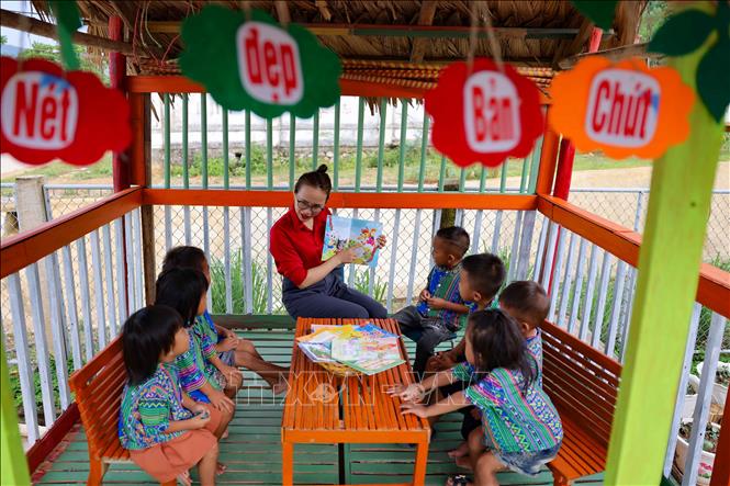 Điểm trường Mầm non bản Rào Tre (xã Hương Liên, huyện Hương Khê, tỉnh Hà Tĩnh) được đưa vào sử dụng thể hiện sự quan tâm của Nhà nước đối với đồng bào dân tộc Chứt, mang đến niềm vui và hy vọng cho cộng đồng, khi các em nhỏ được tiếp cận môi trường học tập tốt hơn để phát triển toàn diện. Ảnh: Thanh Tùng/TTXVN

