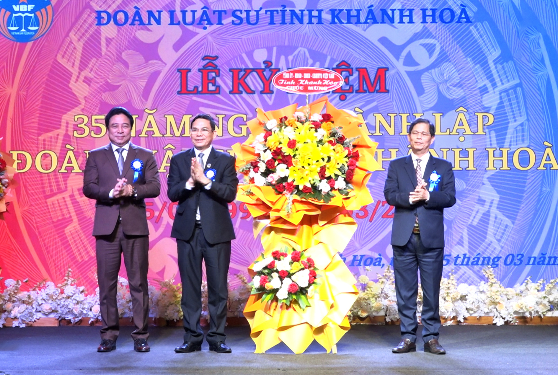 Lãnh đạo Tỉnh ủy, UBND tỉnh Khánh Hòa tặng lẵng hoa chúc mừng Đoàn Luật sư tỉnh.