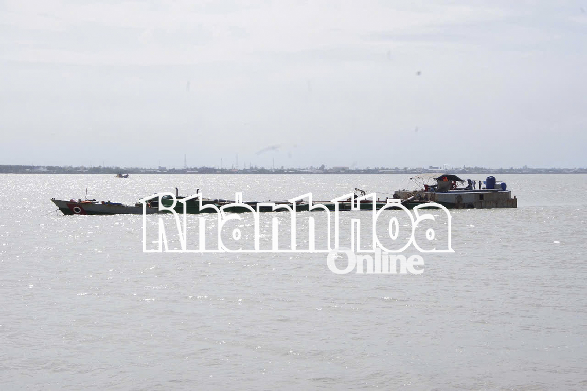 Lực lượng chức năng đưa Tàu BTr -7570 về cảng để tiếp tục điều tra xử lý theo quy định của pháp luật.