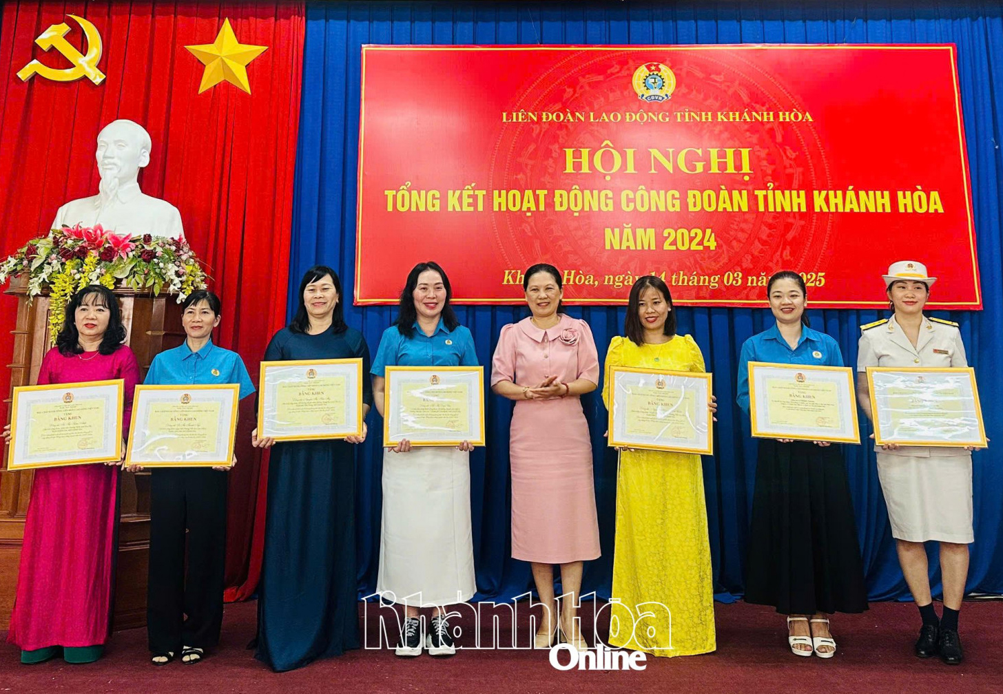 Lãnh đạo Ban Tuyên giáo và Dân vận Tỉnh ủy trao bằng khen cho các cá nhân xuất sắc.