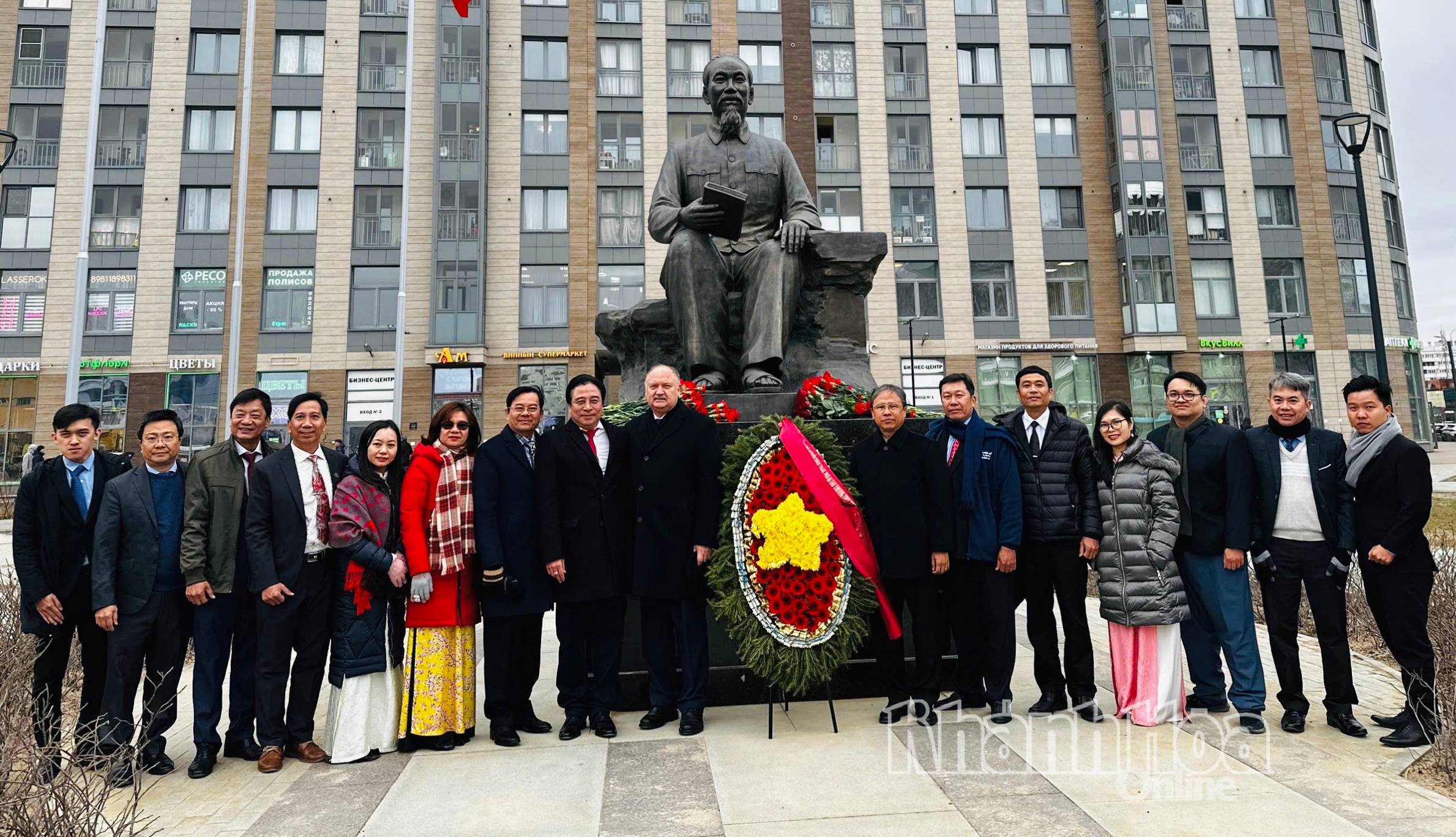 Đoàn công tác tỉnh Khánh Hòa dâng hoa tại tượng đài Chủ tịch Hồ Chí Minh ở TP. Saint Petersburg