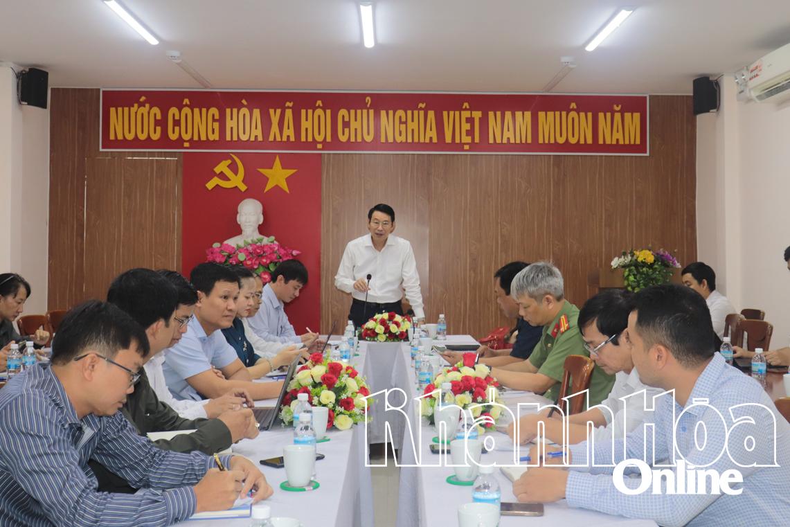 Phó Chủ tịch UBND tỉnh Đinh Văn Thiệu phát biểu kết luận cuộc họp.