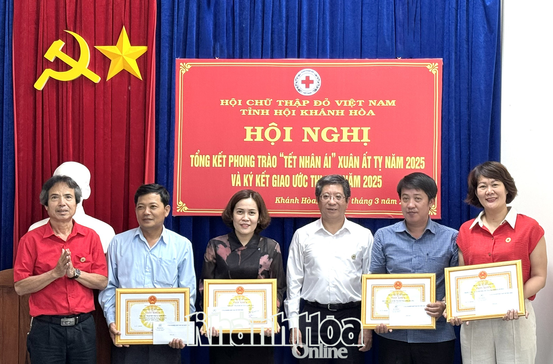 Lãnh đạo Hội Chữ thập đỏ tỉnh trao giấy khen cho các tập thể.