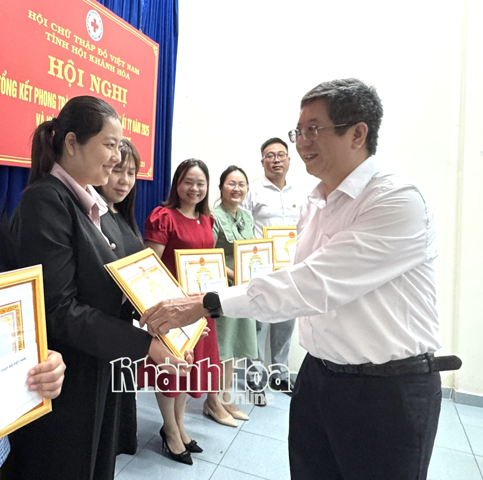 Lãnh đạo Hội Chữ thập đỏ tỉnh trao giấy khen cho các cá nhân.