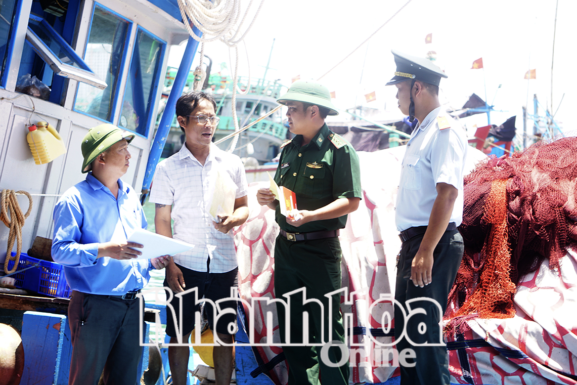 Lực lượng chức năng tuyên truyền ngư dân không vi phạm vùng biển nước ngoài trong khai thác hải sản