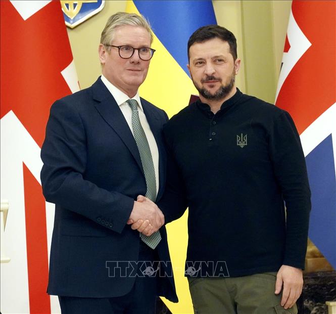 Thủ tướng Anh Keir Starmer (trái) trong cuộc gặp Tổng thống Ukraine Volodymyr Zelensky tại Kyiv ngày 16/1/2025. Ảnh: Kyodo/TTXVN
