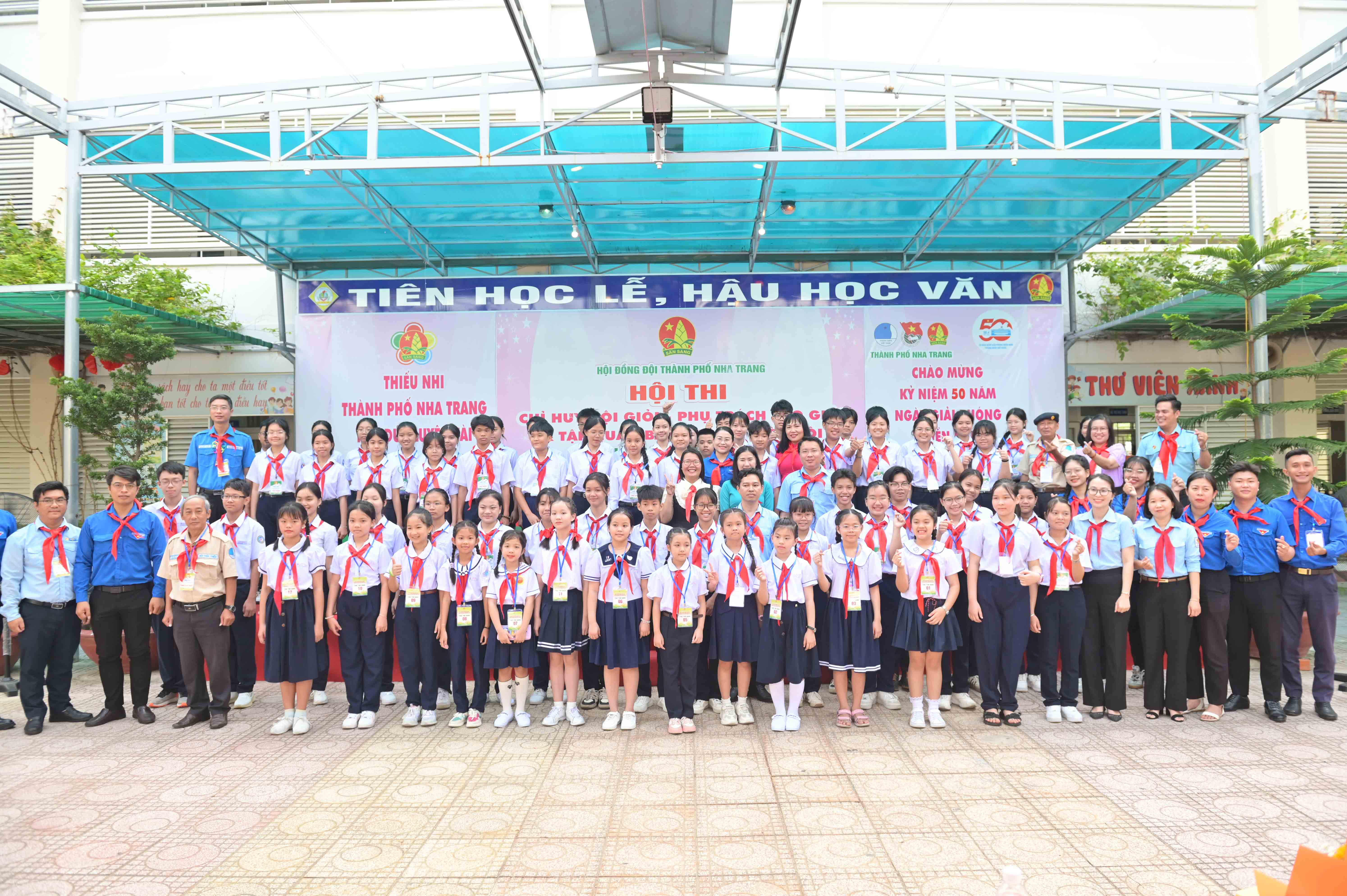 Ban tổ chức trao thẻ dự thi cho các thí sinh.