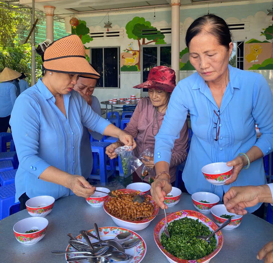 Phụ nữ cao tuổi nêu gương sáng