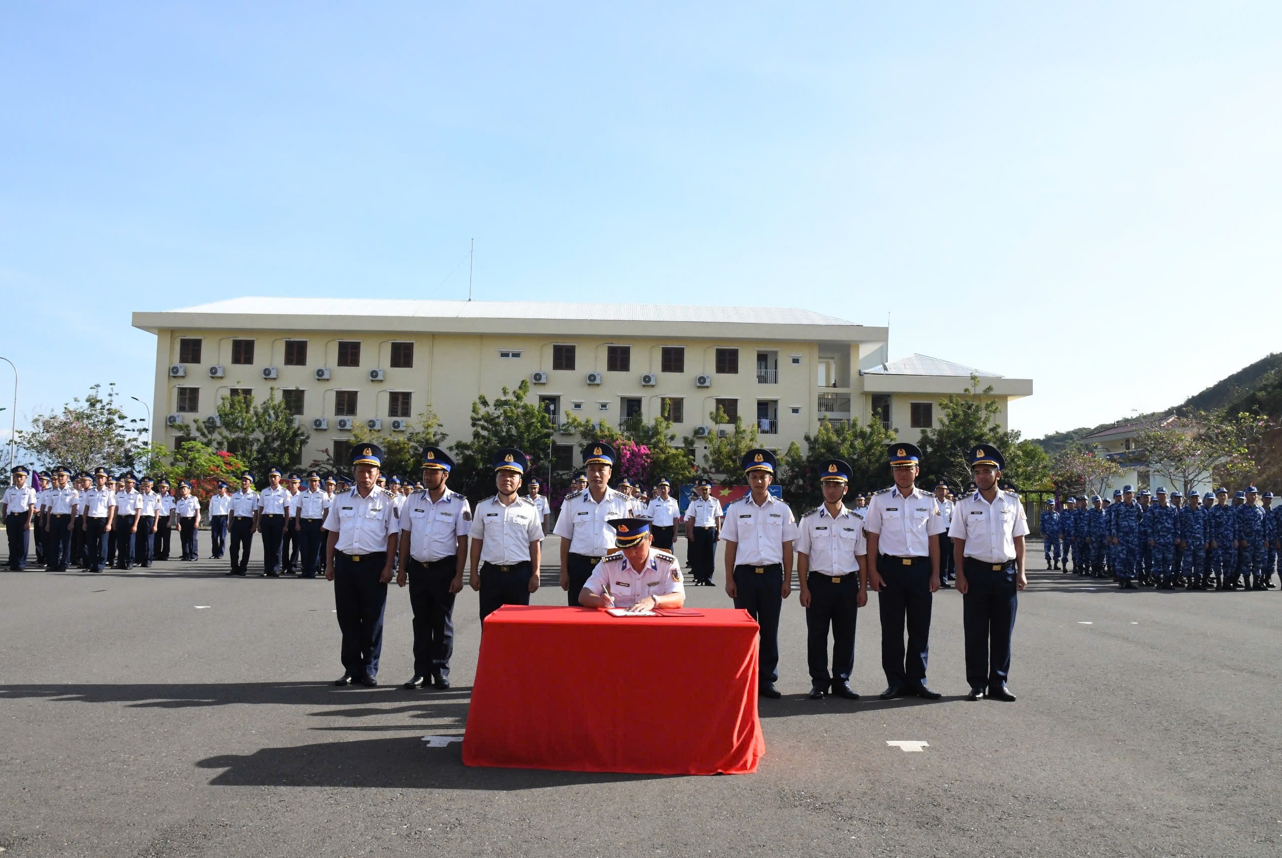 Các đơn vị thuộc Hải đoàn Cảnh sát biển 32 ký kết giao ước thi đua.