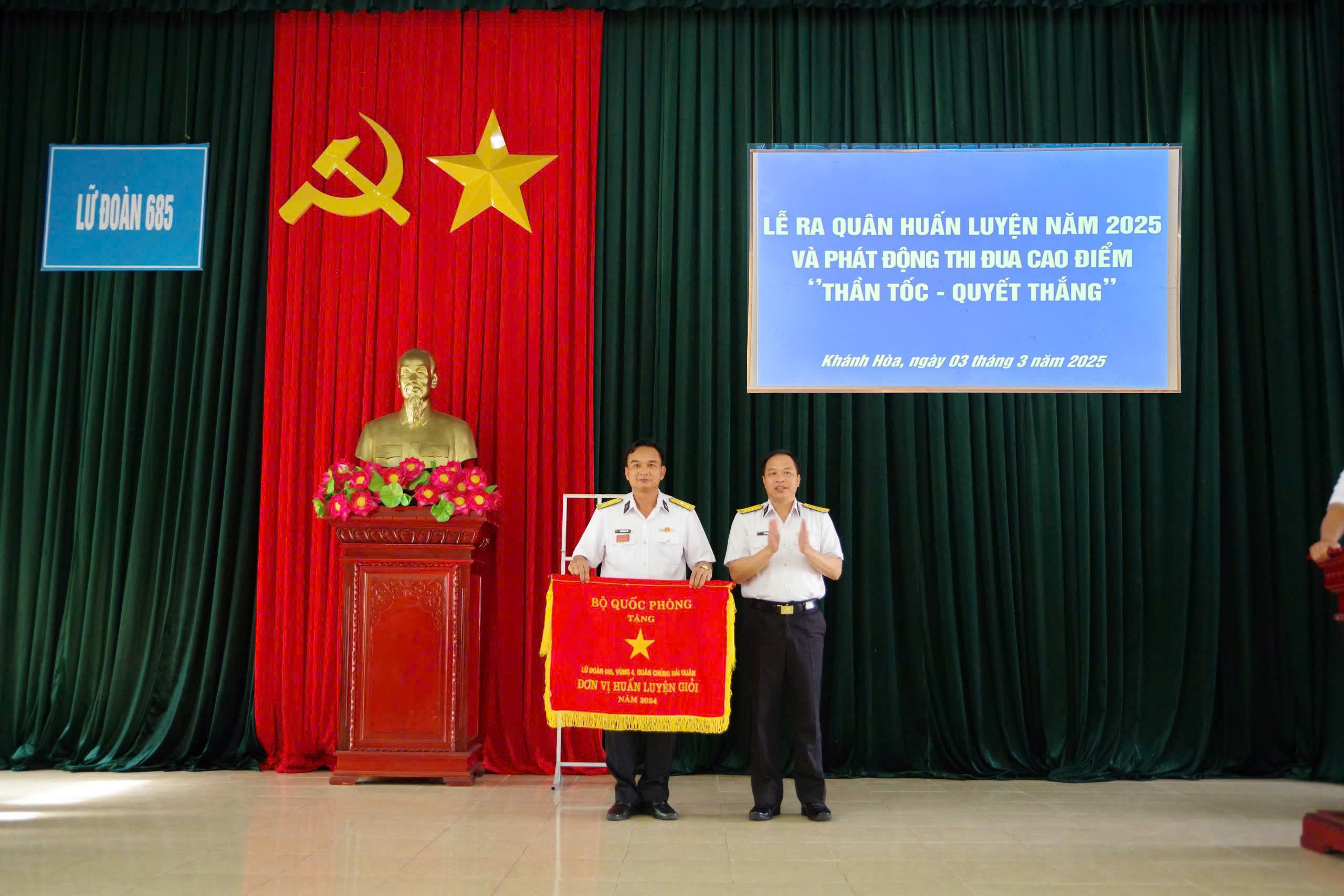 Lữ đoàn đón nhận cờ “Đơn vị huấn luyện giỏi”.