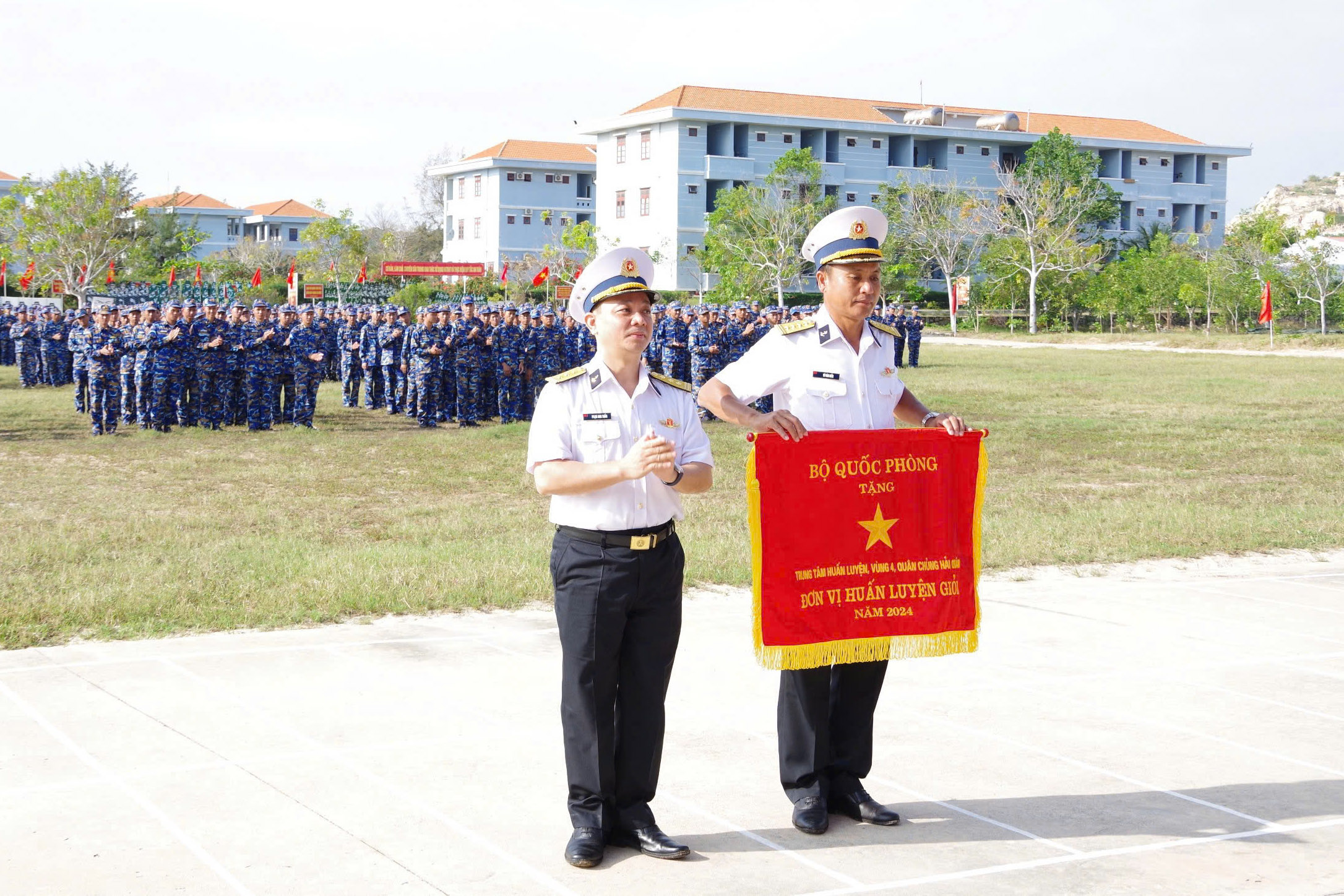 Chỉ huy Trung tâm đón nhận cờ “Đơn vị huấn luyện giỏi”.