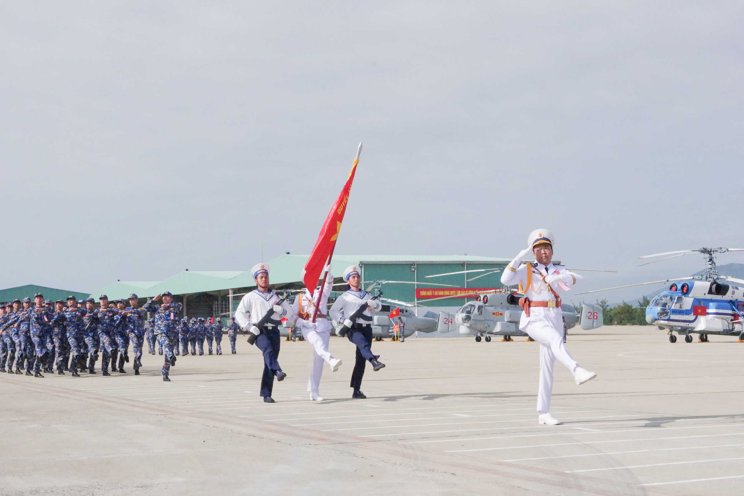 Duyệt đội ngũ tại lễ ra quân huấn luyện.