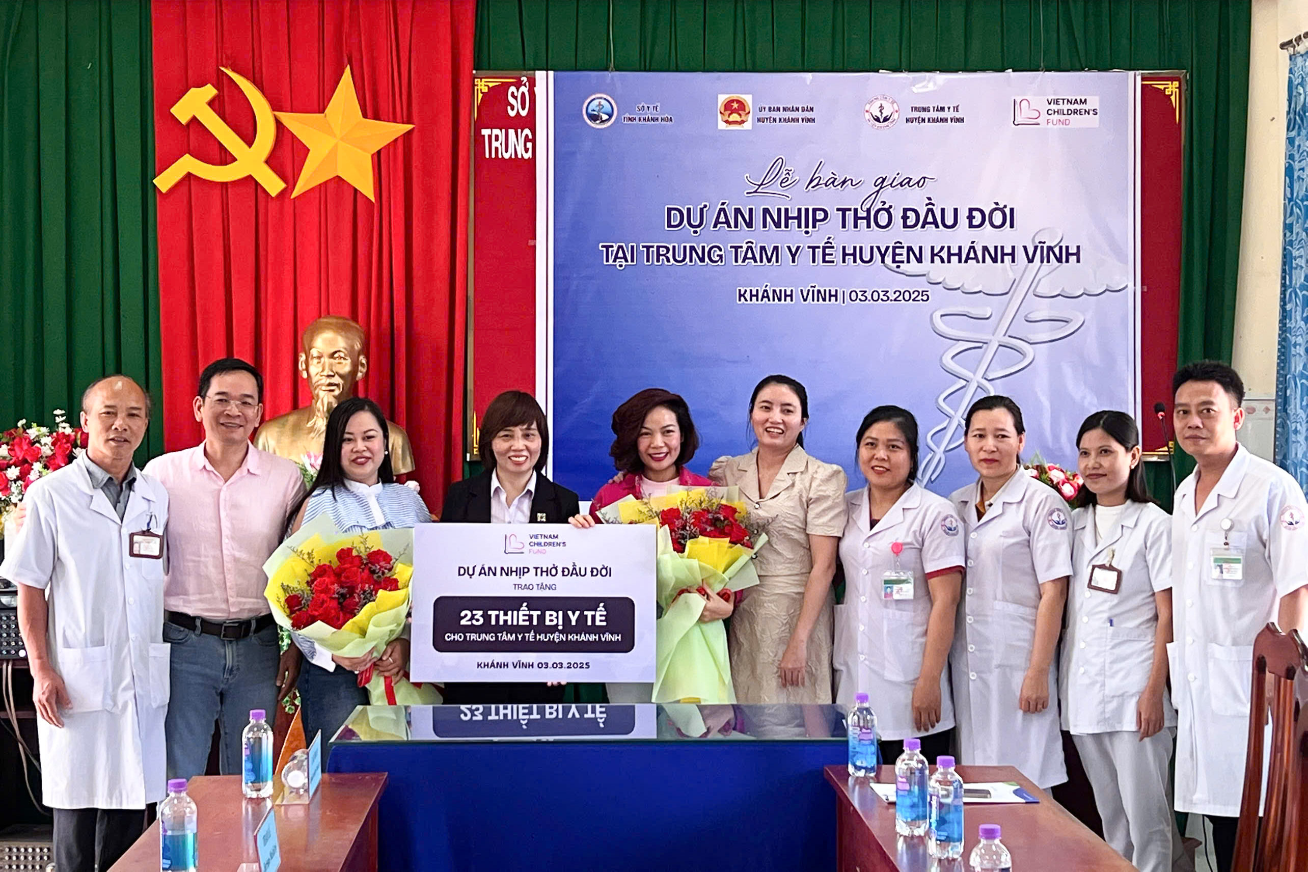 Trung tâm Y tế huyện Khánh Vĩnh tiếp nhận gói hỗ trợ.