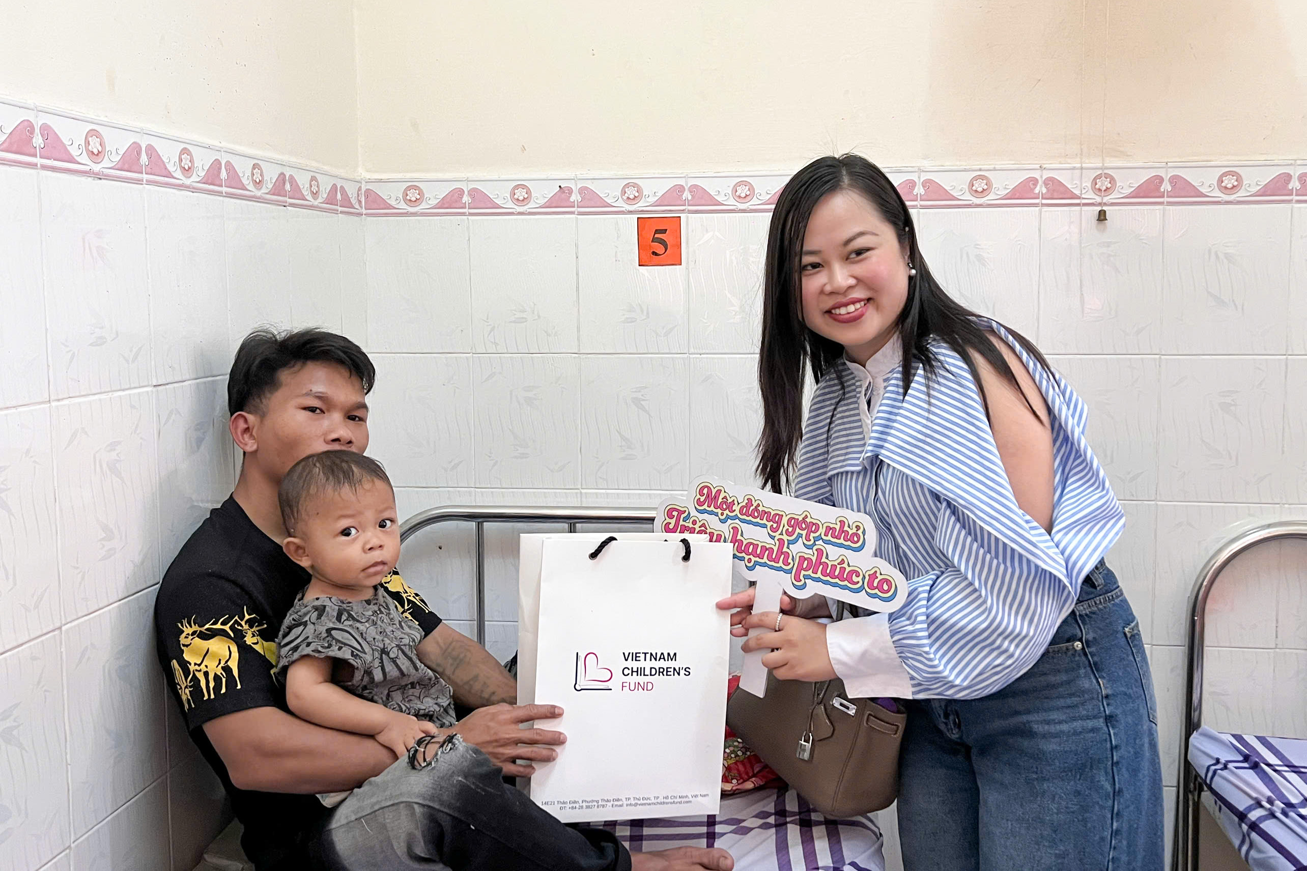 Đại diện doanh nghiệp tặng quà cho các bệnh nhi tại trung tâm y tế.