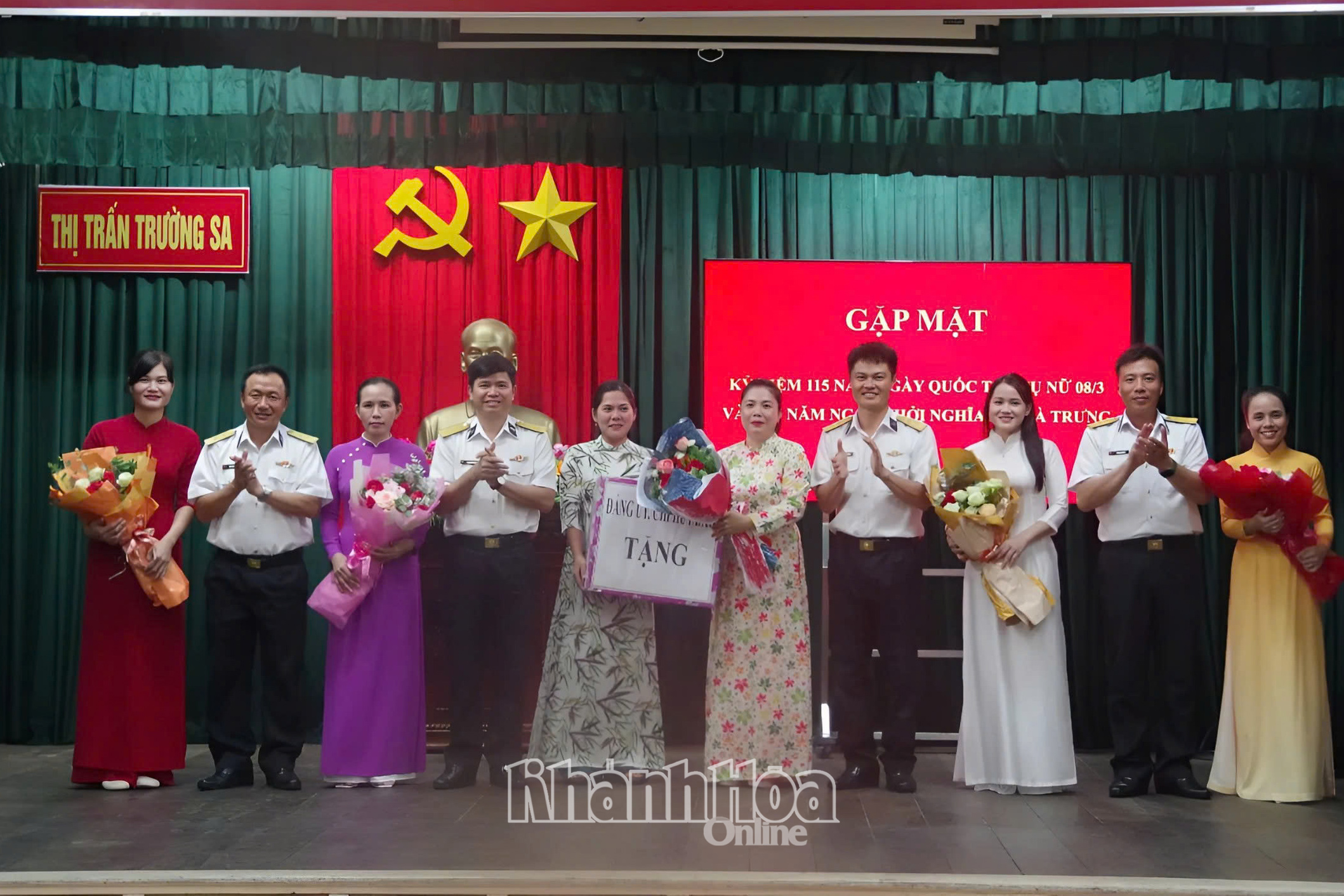 Gặp mặt, chúc mừng hội viên phụ nữ thị trấn Trường Sa.