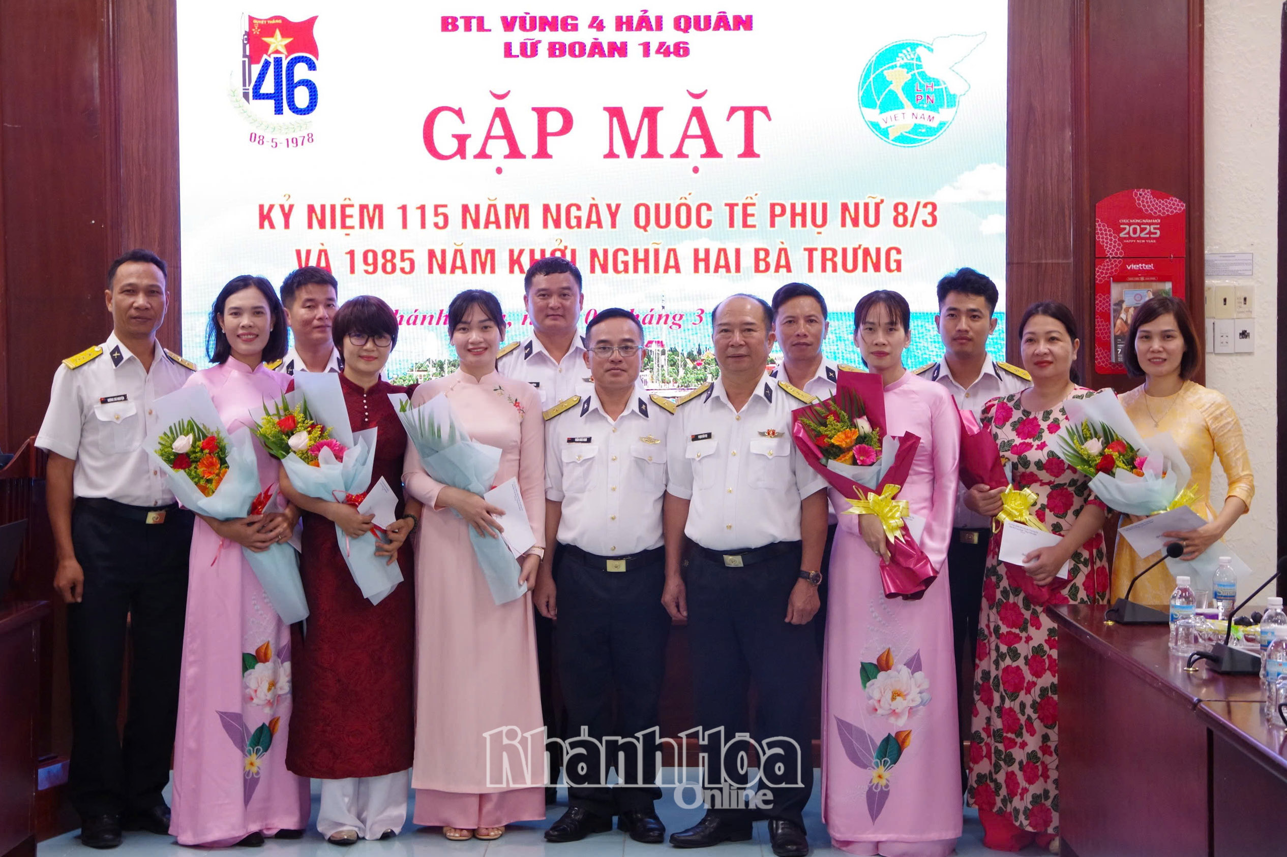 Chỉ huy Lữ đoàn 146 tặng hoa chúc mừng các hội viên phụ nữ.