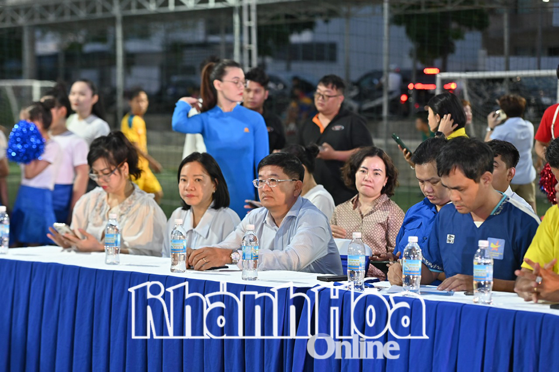 Lãnh đạo các cơ quan, đơn vị, doanh nghiệp tham dự buổi lễ.
