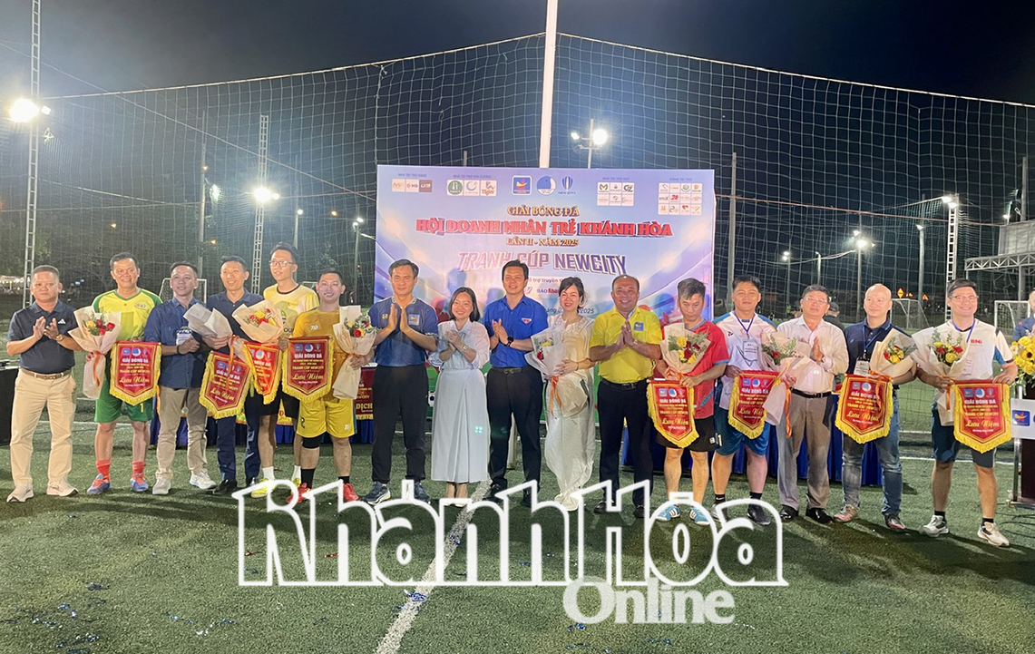 Ban tổ chức trao cờ lưu niệm, hoa cho các đội bóng dự giải.
