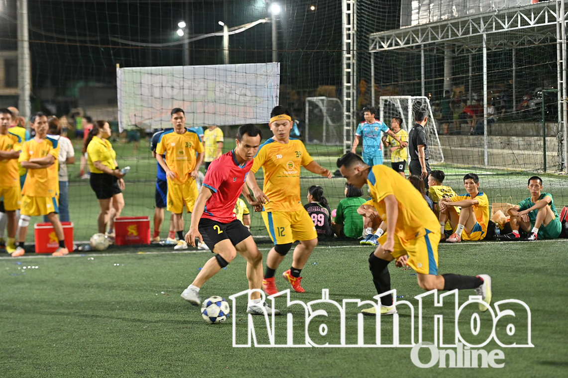 Các đội bóng tranh tài.
