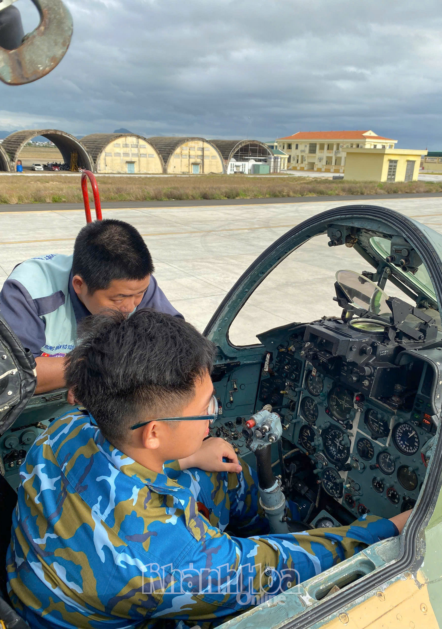 Kèm học viên mở máy nóng kiểm tra tham số làm việc của động cơ máy bay.