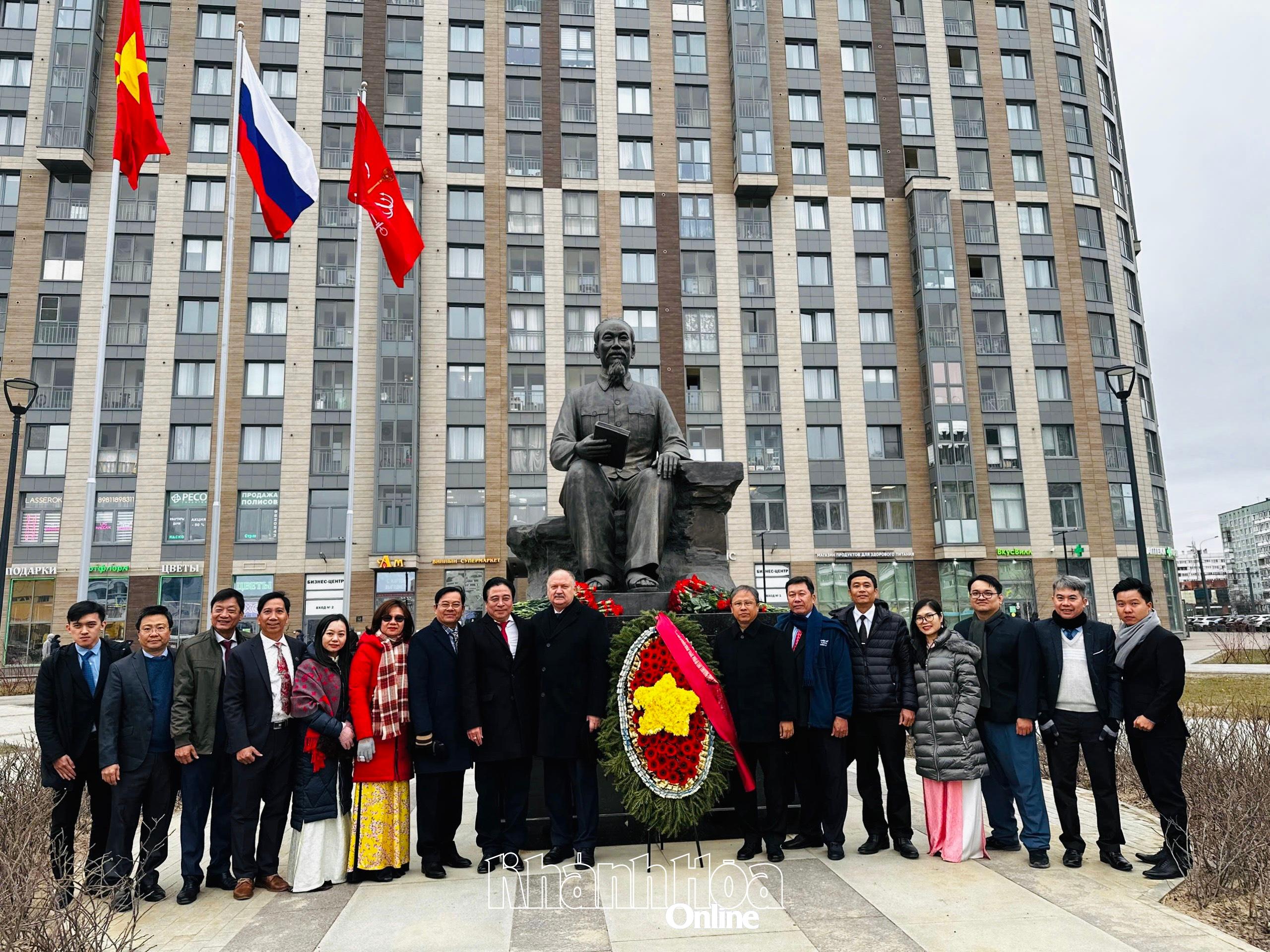 Đoàn công tác tỉnh Khánh Hòa dâng hoa tại tượng đài Chủ tịch Hồ Chí Minh ở TP. Saint Petersburg