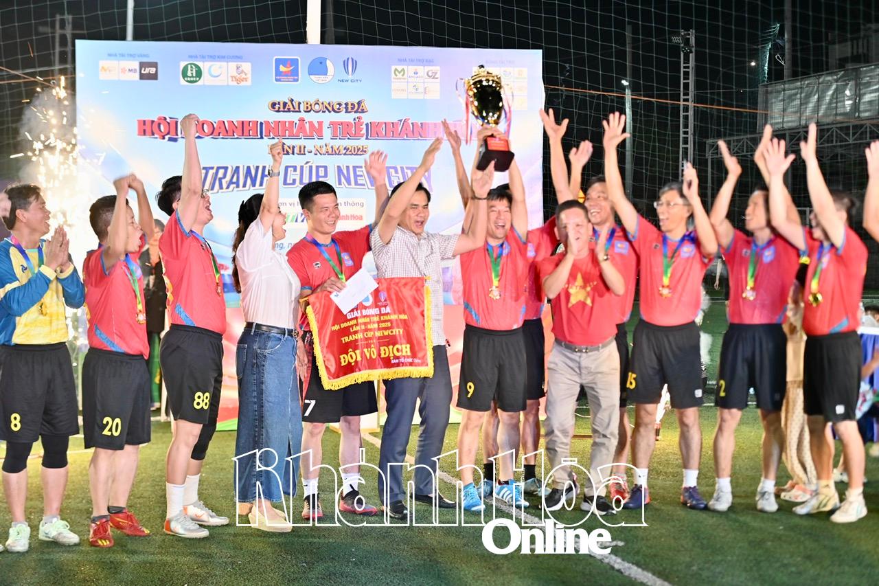Đội bóng Hội Doanh nhân trẻ Khánh Hòa vô địch