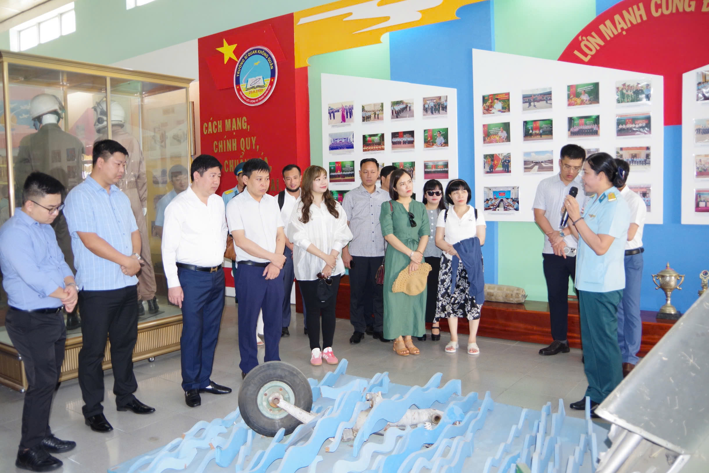 Đoàn học viên Học viện Chính trị Quốc gia Hồ Chí Minh nghiên cứu thực tế tại Trường Sĩ quan Không quân