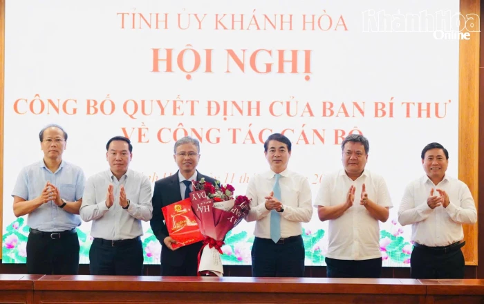 Trao quyết định của Ban Bí thư chuẩn y Phó Chủ tịch UBND tỉnh Trần Hòa Nam tham gia Ban Thường vụ Tỉnh ủy Khánh Hòa 