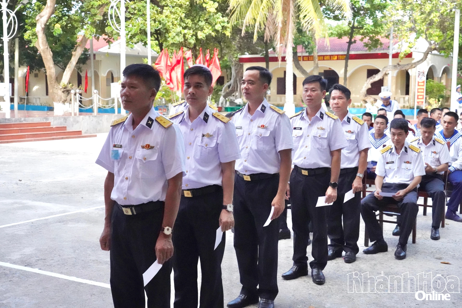 Các cử tri đảo Sinh Tồn chuẩn bị thực hiện bỏ phiếu bầu cử.