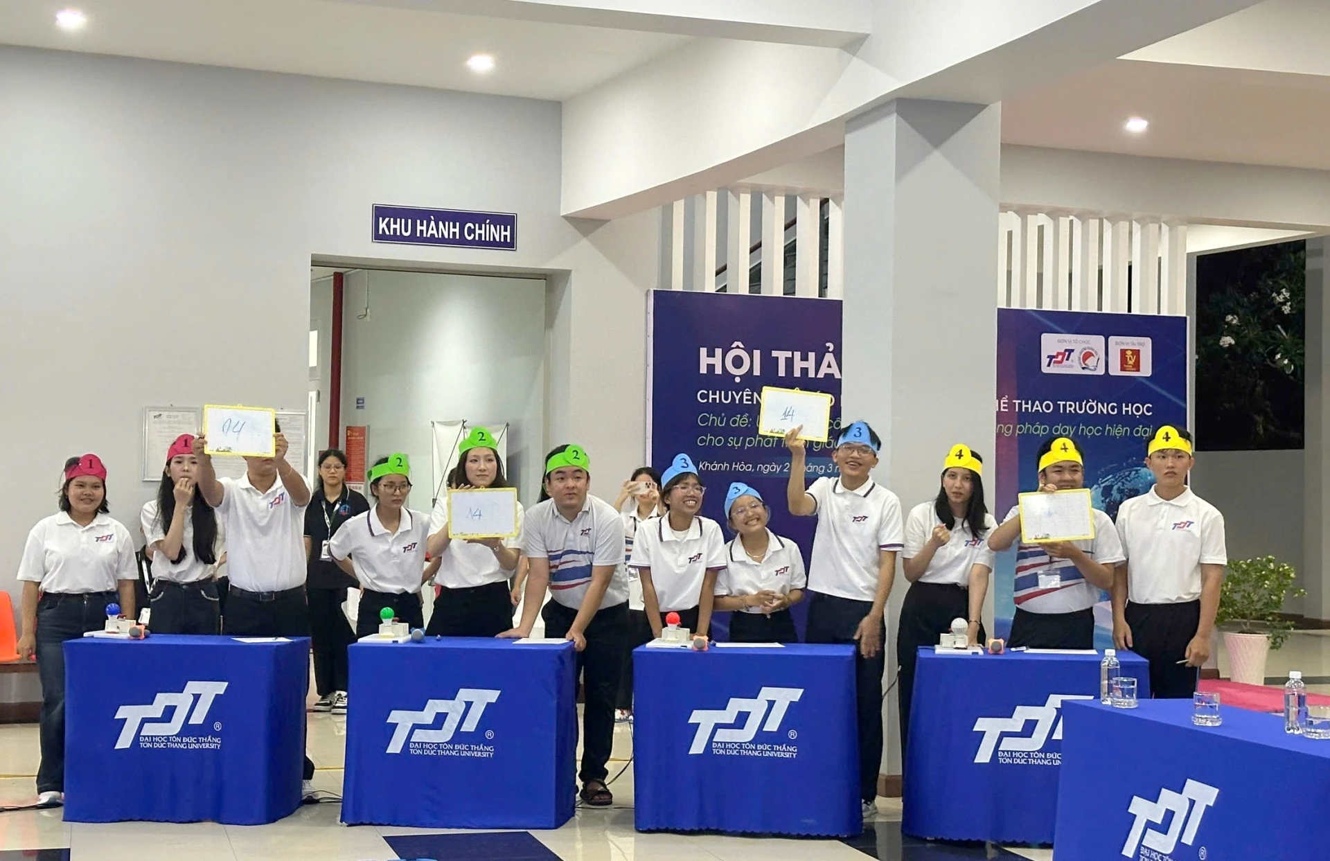 Các đội tham gia cuộc thi.