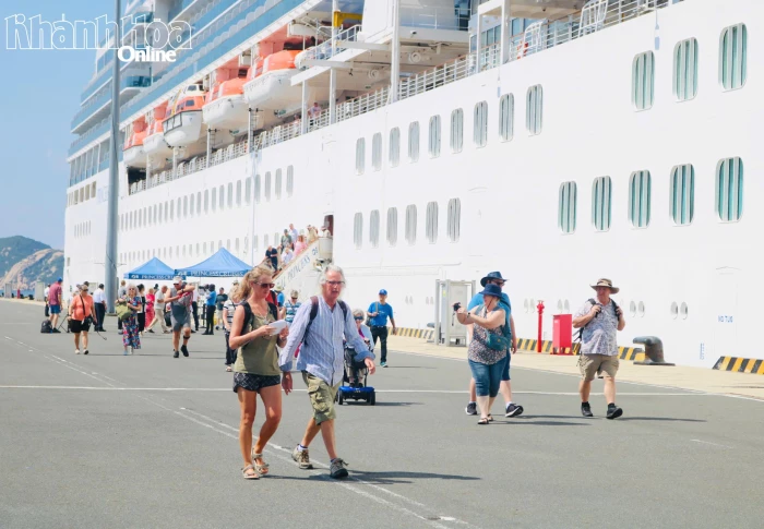 Tàu du lịch biển Coral Princess đưa 1.800 khách đến Khánh Hòa