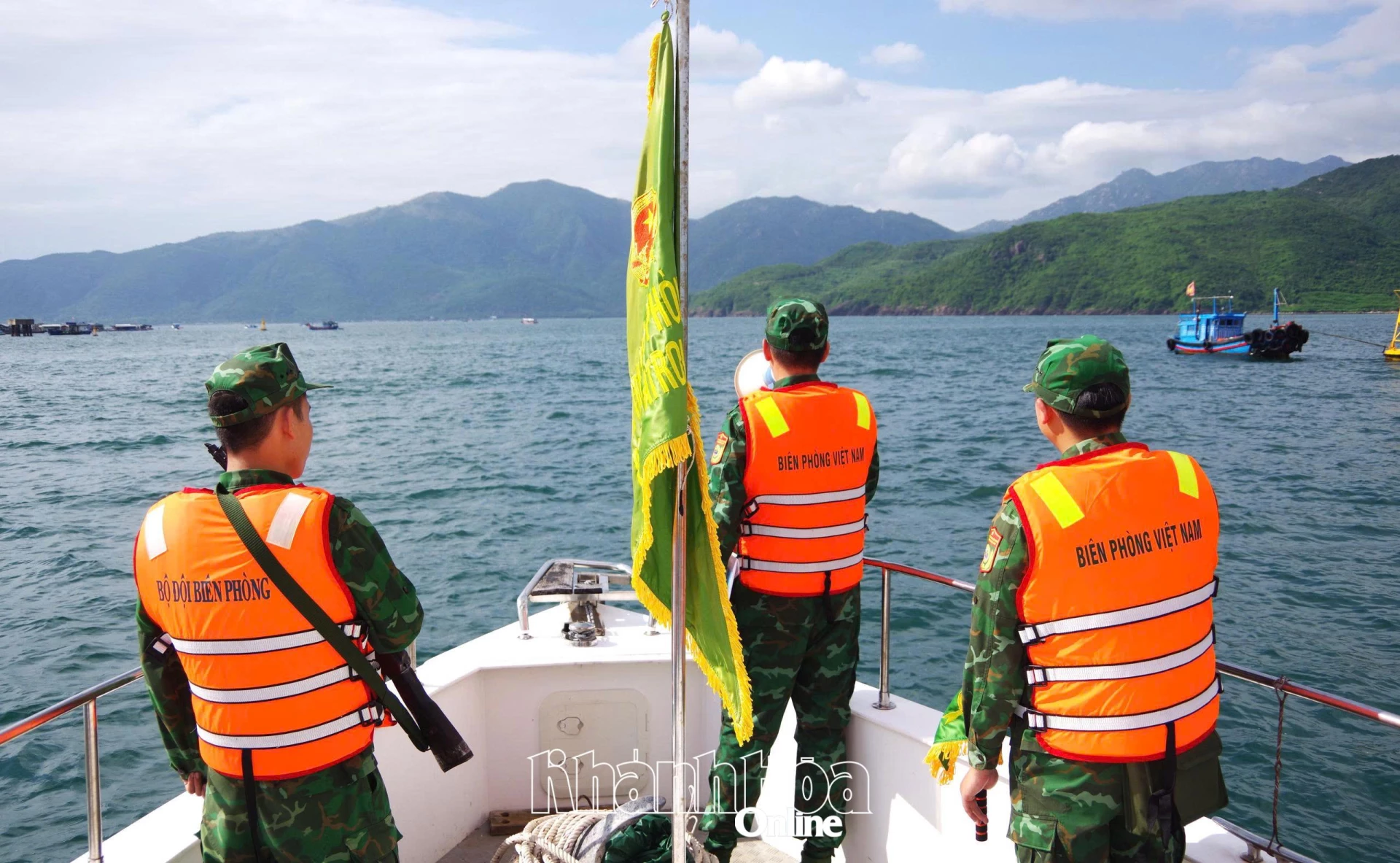 Cán bộ, chiến sĩ Bộ đội Biên phòng tỉnh tuần tra trên biển.