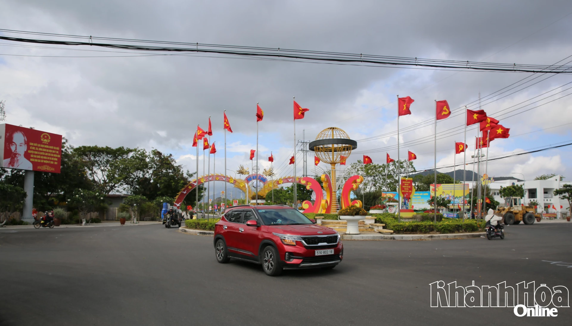 Vong xoáy đường đi khu du lịch Ninh Chữ-Vĩnh Hy được rực rõ cờ hòa, pa nô khẩu hiệu chào mừng bầu cự