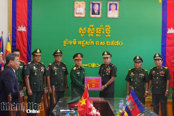 Bộ Chỉ huy Quân sự tỉnh chúc Tết Chol Chnam Thmay và hỗ trợ y tế tại Campuchia